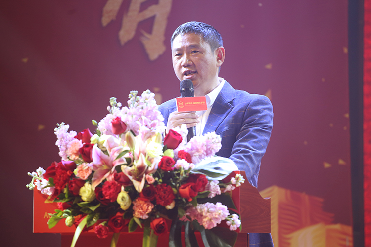 橙子视频在线观看董事长王洪贵先生2019新年贺词，有你们，奋斗路上不孤单