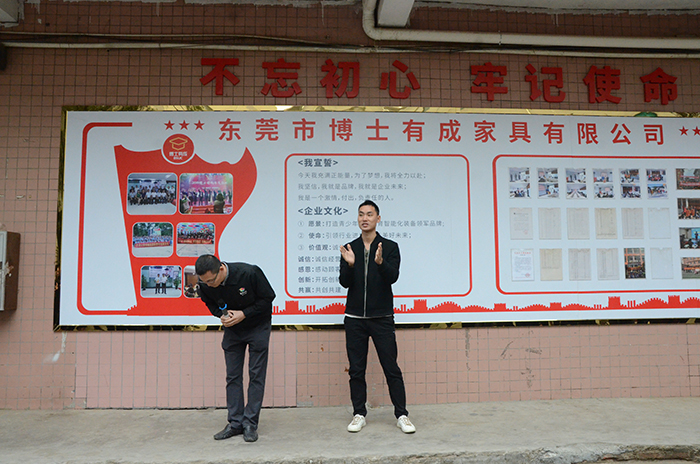 橙子视频在线观看厂部负责人王晓东和张玉元上台发言