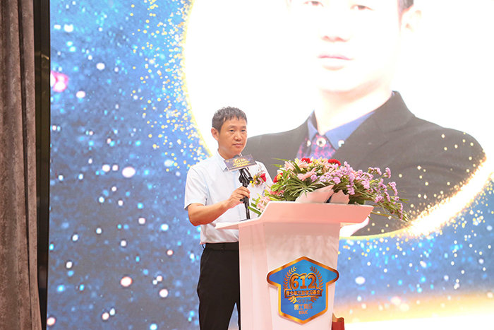 橙子视频在线观看家具有限公司董事长王洪贵上台致辞